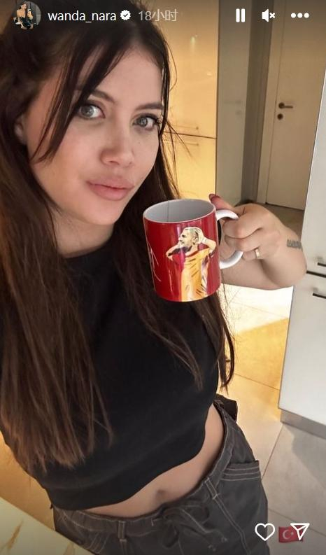 这06旺达穿露脐装手握印着伊卡尔迪的咖啡杯准备喝下