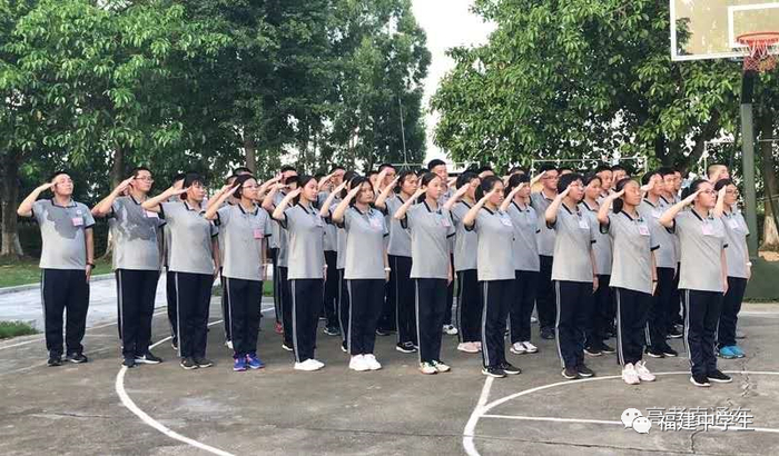 各地中学校服大盘点,这几所真好看!