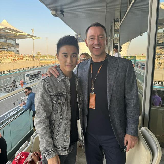 直播吧11月28日讯 "赌王"之子何猷君昨日更新了个人ins,晒出与多位