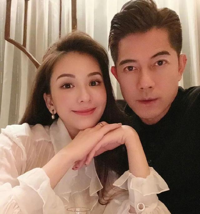 郭富城一家四口现身赛马场,女儿黏爸爸要抱抱,方媛鼻子引热议|赛马场