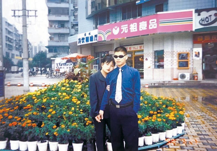 1996年，年轻的张洪和夏琼在成都。