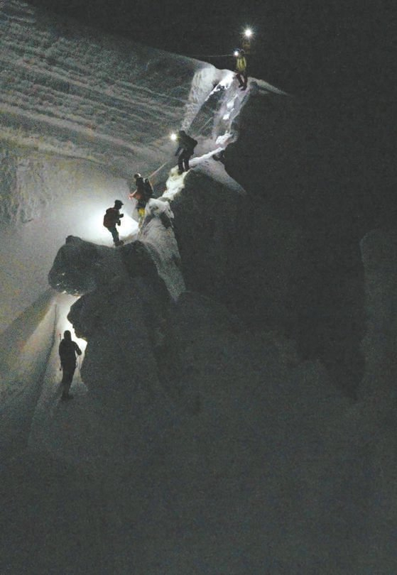 夜里气温低，冰川相对稳定，张洪和团队经常在黑暗中攀登。