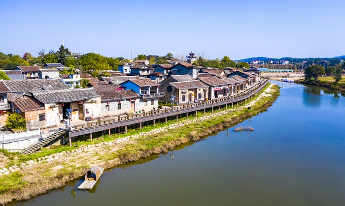 南丰县洽湾镇船型古镇,青砖黛瓦的古村落与清澈的沧浪河交相辉映,构成