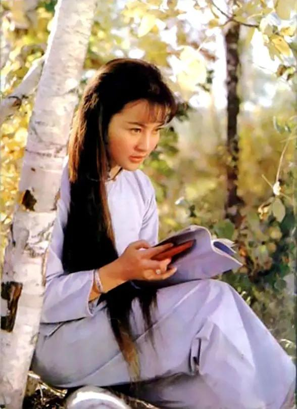 许多著名女演员都对剧中的花金子这个角色感兴趣,但凌子他们选来选去