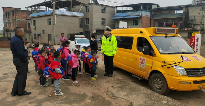 南昌一辆幼儿园校车超载100%,园长被刑事立案|校车|园长|南昌_新浪