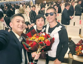 华语纪录片大会现场，范立欣导演与张洪夫妇自拍合影。