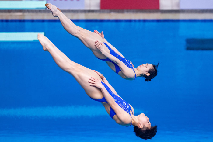 11月27日，广东海印队选手陈艺文（下）/湖北浩沙队选手昌雅妮在女子双人3米板决赛中夺冠。 新华社发（杜子璇摄）