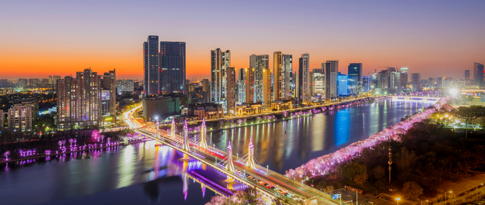 晚霞映衬下，运河商务区被装扮得绚丽多彩。白志海 摄