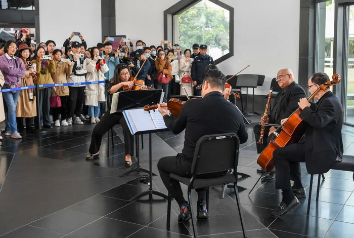 11月16日，费城交响乐团的演奏家们在苏州博物馆大厅内演奏（李博/摄）
