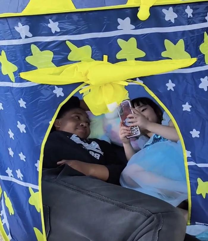 和保姆阿姨睡星空帐篷