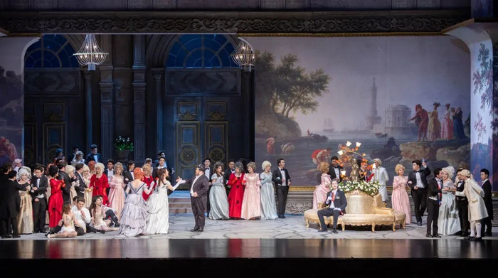 5月6日，演员在上海音乐学院与德国基尔歌剧院联合制作的歌剧《茶花女》中表演（王翔/摄）