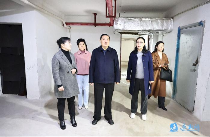 冯岩深入锦绣怡园小区,凤凰美地小区,凤凰社区党群服