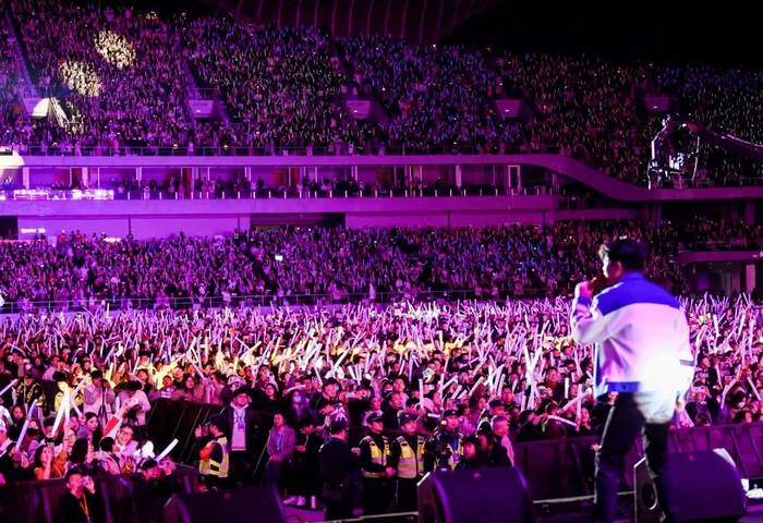 11月18日，衢州市体育中心体育场，礼乐衢州华语群星演唱会现场（衢州市重大赛事活动推进办供图）