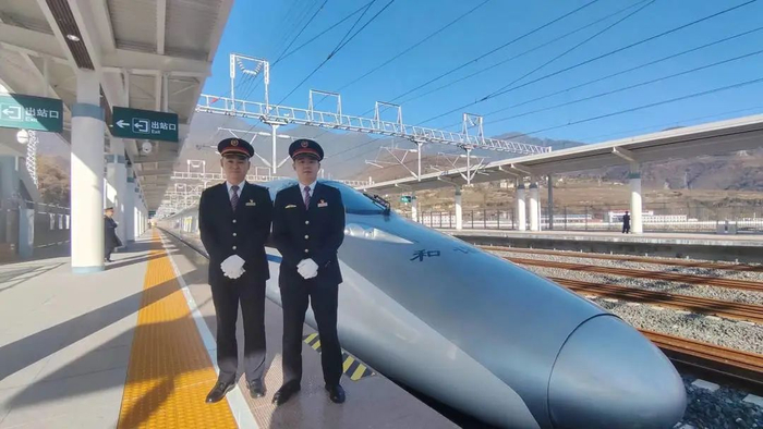 首发司机陶涛（左）、何宇（右）成都机务段供图