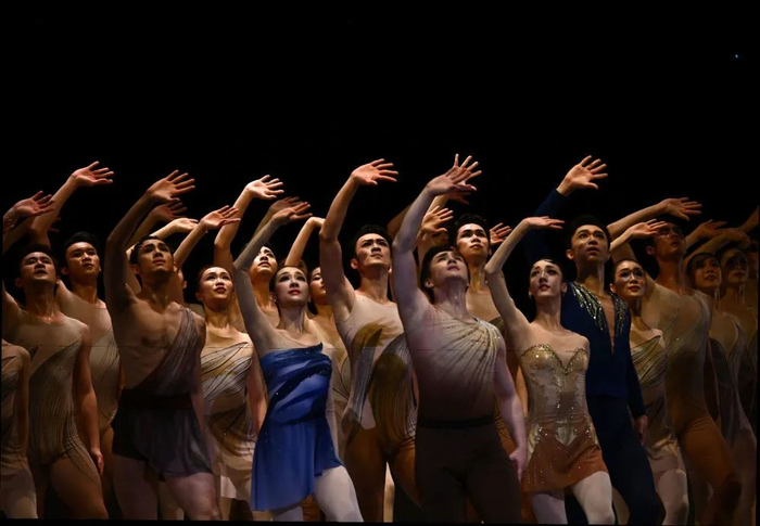 11月17日，中央芭蕾舞团演员在北京天桥剧场表演交响芭蕾《欢乐颂·星海璀璨》（金良快/摄）