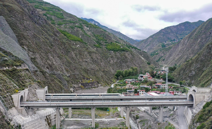 该路段起自成都,途经三星堆,什邡西,绵竹南,安州,高川,茂县等站,至