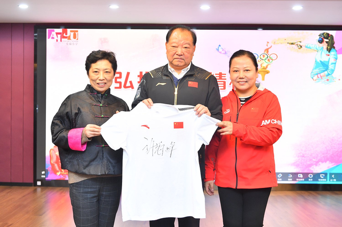 奥运冠军许海峰陶璐娜申城开课为孩子们诠释体育精神与射击魅力