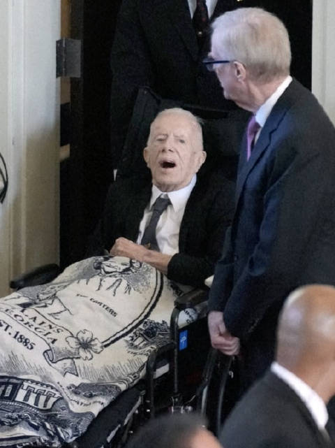 99岁美国前总统卡特罕见露面出席妻子追悼会 外媒称其"很虚弱"__财经