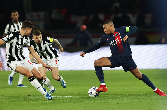 足球欧冠小组赛巴黎圣日耳曼战平纽卡斯尔联