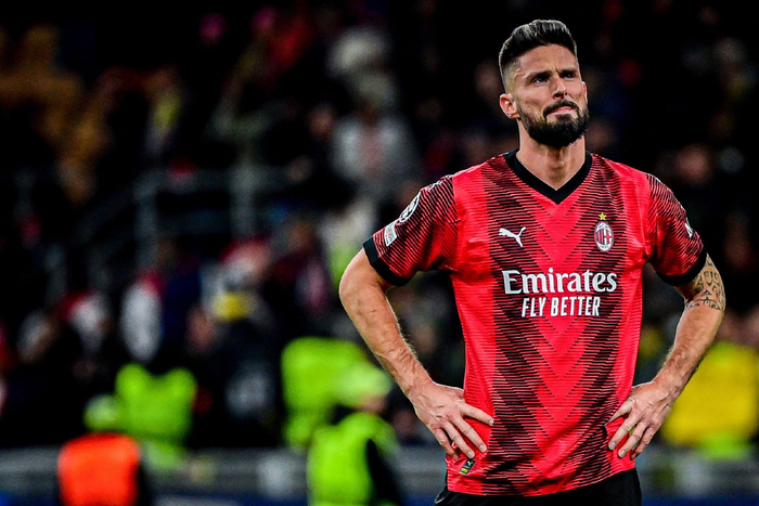 吉鲁罚丢点球。