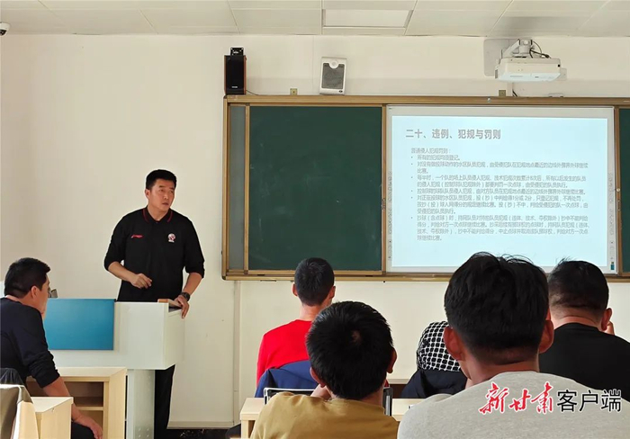 苏波为学生讲解篮球理论知识。受访者苏波供图