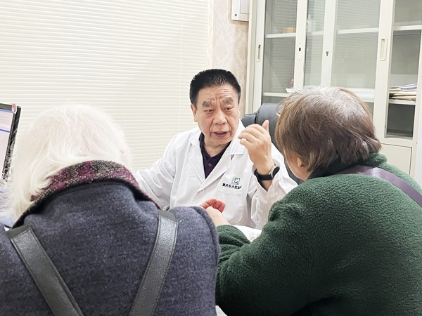 全国名中医冯五金坐诊重庆东大肛肠医院