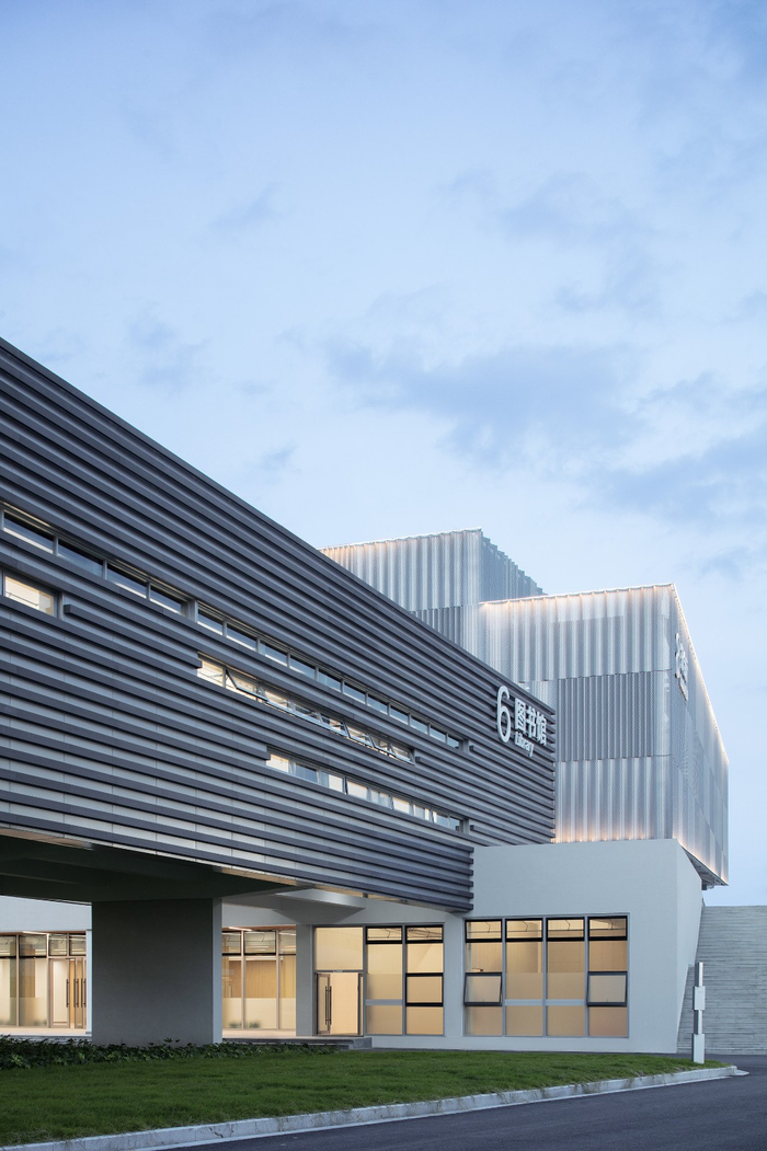 宁波市古林职业高级中学:少年的无限剧本 / archis(如是)建筑设计事务