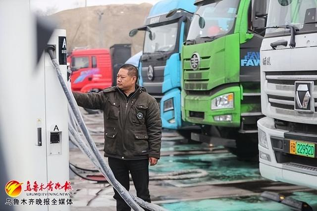 　　11月28日，一名卡车司机在操作充电设备。记者米热扎提·木塔力甫摄