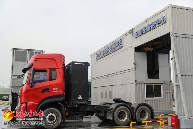 　　11月28日，车辆换完电池后驶出换电站。记者米热扎提·木塔力甫摄