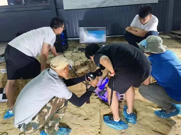 武大人结合现代科技现场勘察学堂梁子（郧县人）遗址