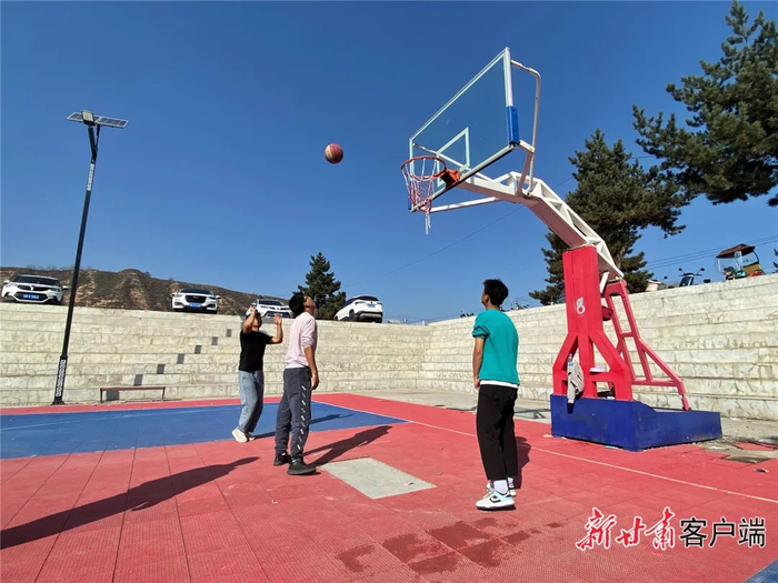 马文虎在前庄村篮球场打球。新甘肃·甘肃日报记者 王虎 摄