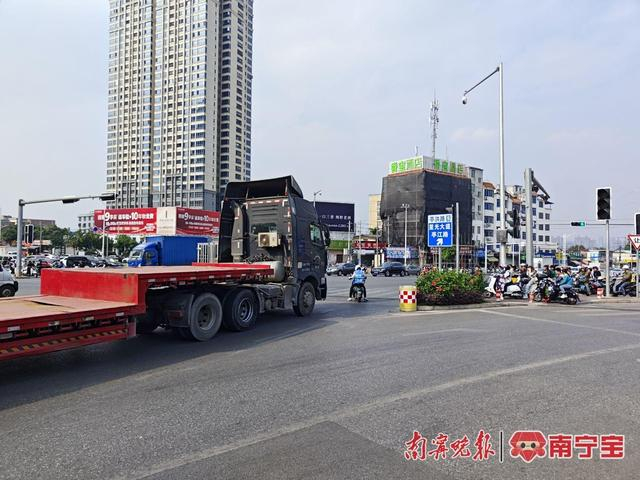 目前南建路与亭洪路交会处为平面相交