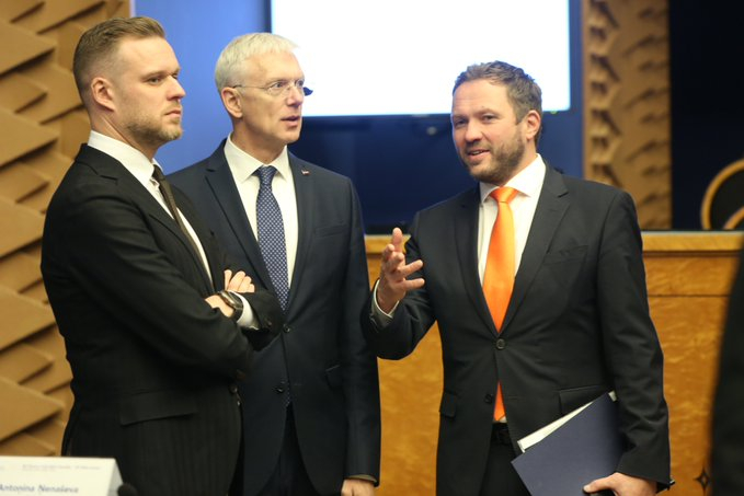 外长卡林什(krisjanis karins)和立陶宛外长兰斯伯吉斯(gabrielius
