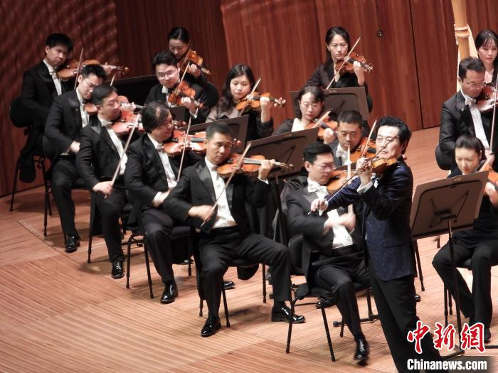 当晚的演出由著名指挥家李心草和小提琴艺术家吕思清领衔献演.