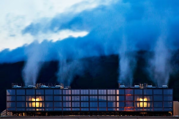 谷歌位于俄勒冈州达尔斯的超级数据中心冒出蒸汽柱。