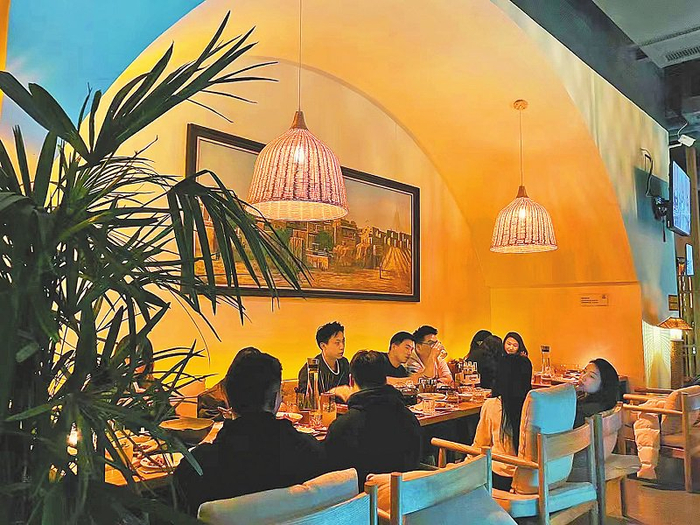 不二民谣音乐餐厅入驻摩界文创旅游园区，成为城市夜间经济的亮点。（本网资料图片）