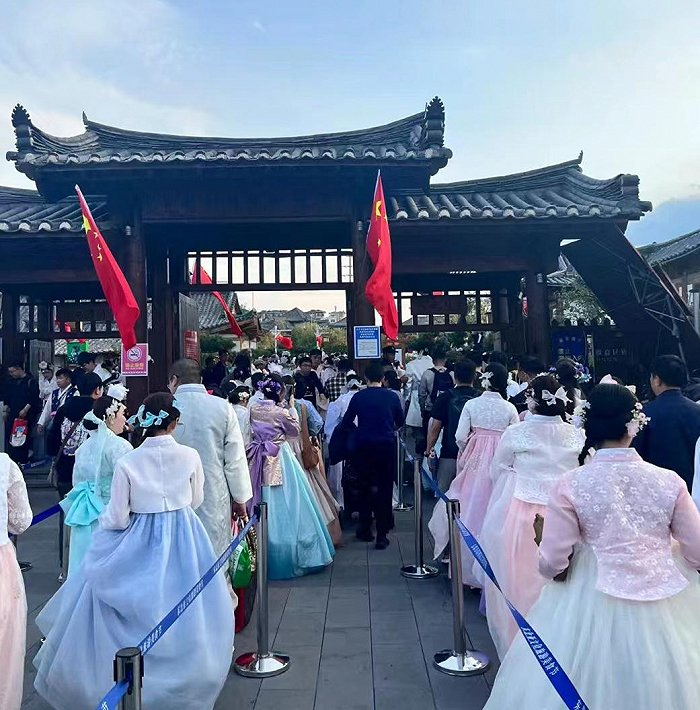 图 | 今年十一黄金周期间等待入园的“延吉公主们”