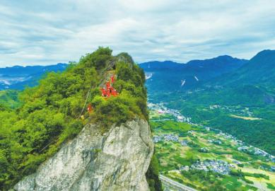 工作人员开展野外地震勘探。