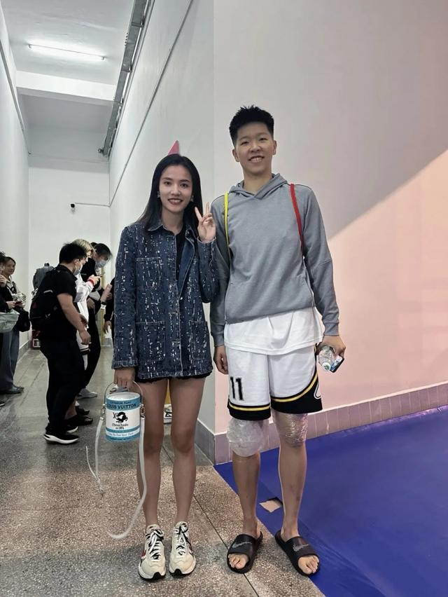 沈梓捷女友晒与张茹,杨舒予等的合照:支持一下女篮156915