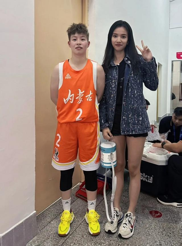 沈梓捷女友晒与张茹,杨舒予等的合照:支持一下女篮156915