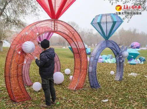 伴隨著大型花燈組建的陸續進場,位於水磨溝區雪蓮山高爾夫球場的