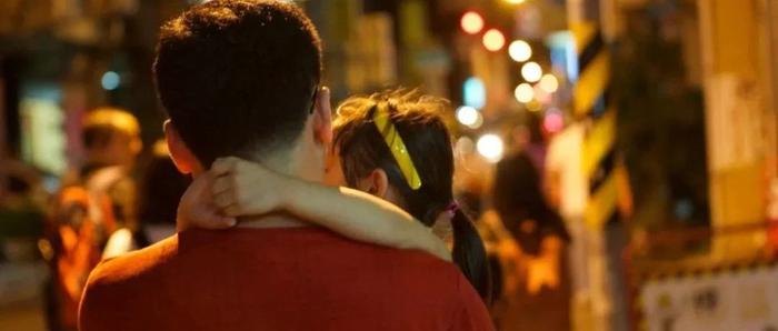 6岁女童一到周五就肚子痛，父母带她检查，医生：你俩离婚吧