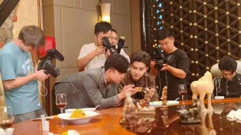 微短剧拍摄间隙（图源：澎湃新闻）