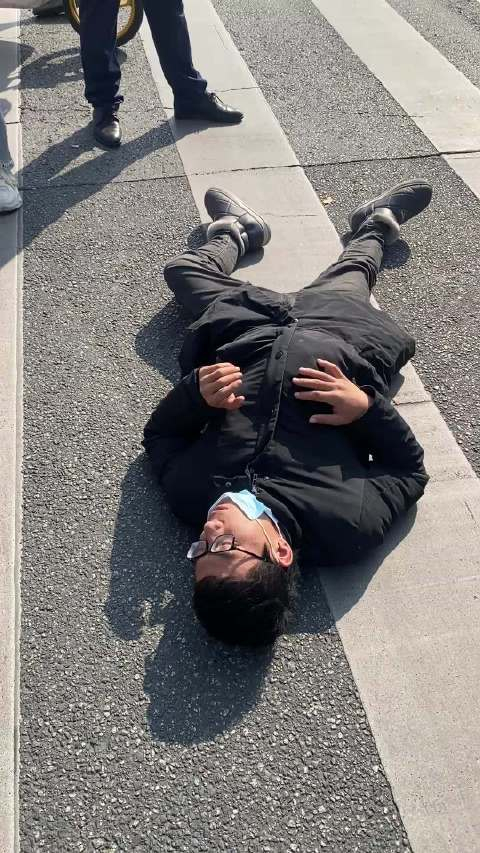 重庆晕倒哥全国巡回路演成都站前段时间成都地铁上表演