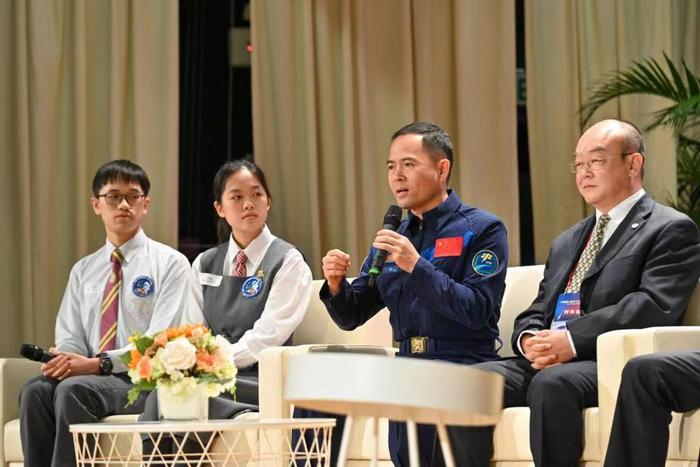 点亮香港小航天迷的太空梦内地航天专家走进香港中小学校园