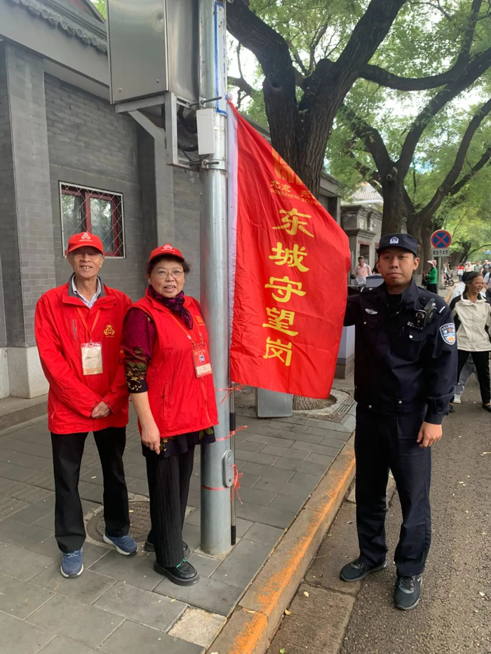 东城分局东华门派出所红楼映初心共绘好枫景