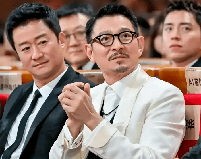 和圈内同龄人刘德华,梁朝伟相比,李连杰的精气神差了不止一点.