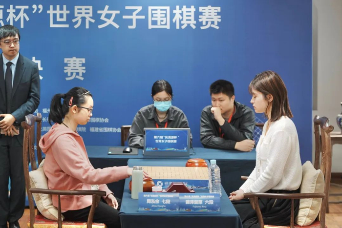 中国棋手周泓余七段对战日本棋手藤泽里菜六段