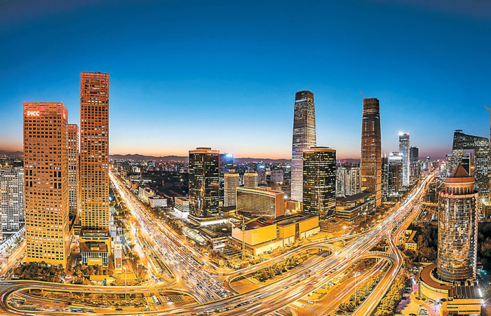 如今，夜幕下的东三环高楼林立，灯火璀璨。王心超摄