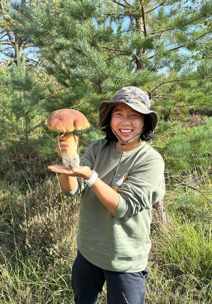 她仍在繼續感受生活的新變化,在視頻中記錄散步,採蘑菇,和動物們聊天